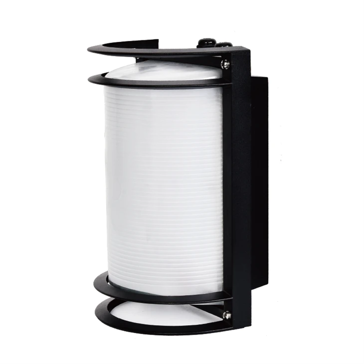 Lampu luar ruangan berwarna hitam